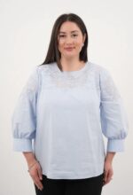 Блуза з мереживними вставками, блакитна